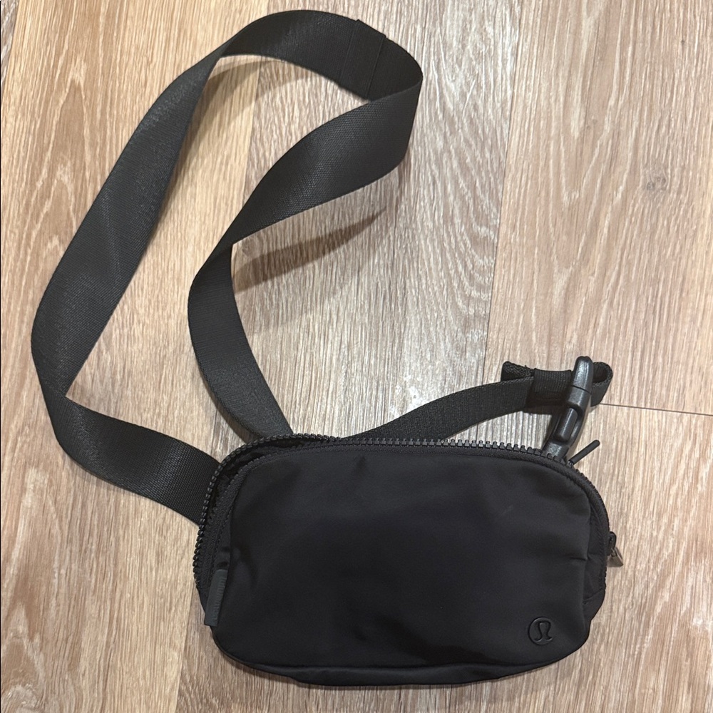 Lululemon Everywhere 1L Belt Bag